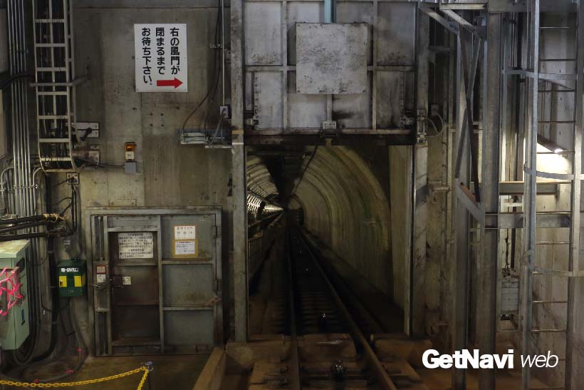 ↑記念館駅のトンネル入口には風門がある。気圧差を調整するため、この風門を開け閉めしてケーブルカーを走らせている。乗客は風門を閉じた後に、駅の外に出ることができる