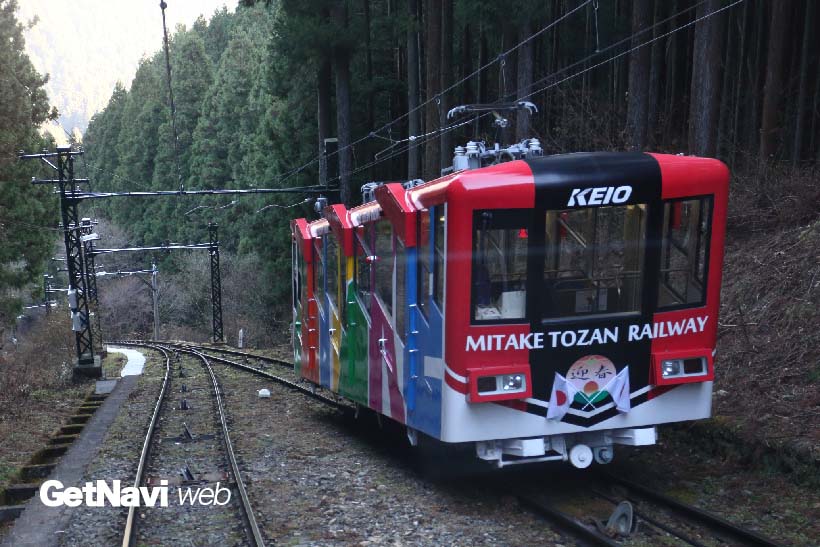 ↑赤い車体は「御嶽」号。2008年、緑の「武蔵」号とともに3代目として導入された
