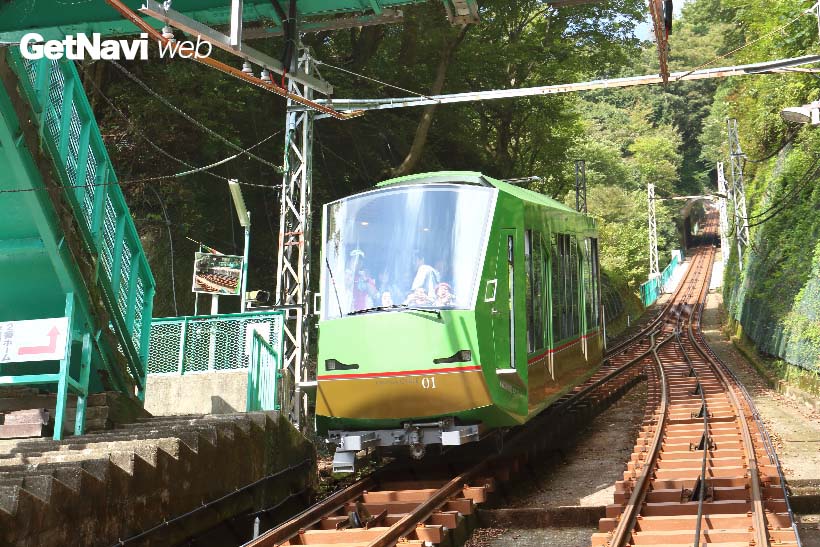 ↑フロントガラスが大きいスタイルで、沿線からは相模灘まで遠望できる。写真は中間駅の大山寺駅付近で撮影したもの