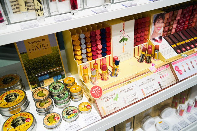 “1秒に1本売れている”のキャッチコピーでおなじみのバーツビーズのリップバームやクリームも充実