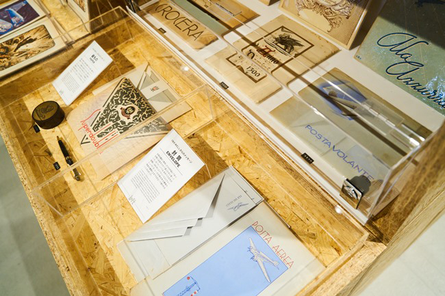 世界的に評価の高いコンセプトショップ「インクウェル」による封筒など紙ものの展示も