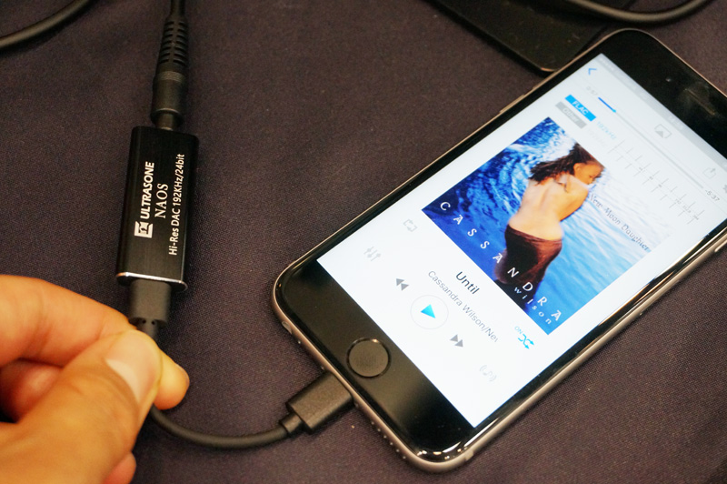 ↑iPhoneに接続してバスパワー給電で駆動する