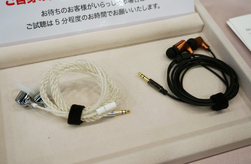 ↑NUARLのハイレゾ対応イヤホン「NX01A」(左)と「NX110A」。上は70kHzまでの広帯域をカバーしている