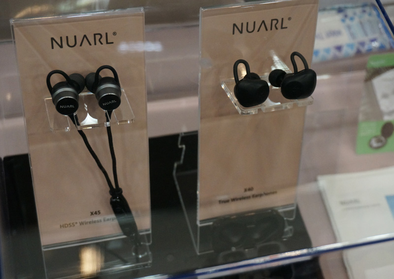 ↑HDSS(High Definition Sound Standard)を採用する初のBluetoothイヤホン「X45」(写真左)と、完全ワイヤレスイヤホン「X40」の試作機を展示