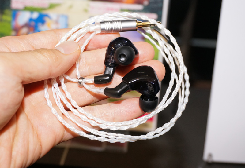 ↑ブランド初のイヤホン「PLENUE X40」