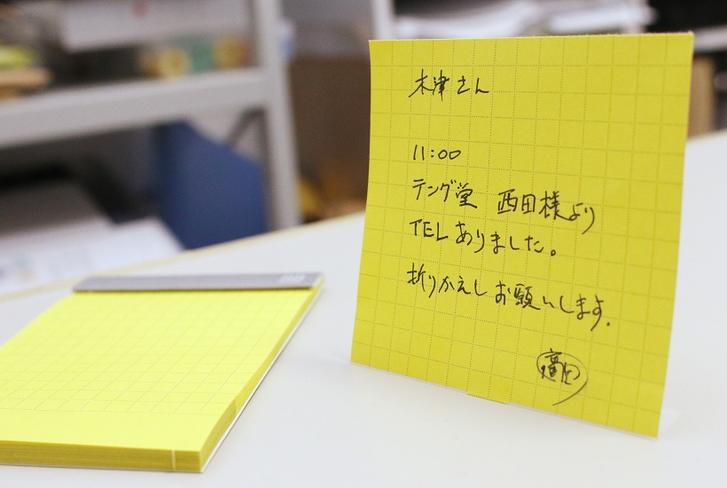 伝言メモの「書類で埋もれてしまう問題」を解決! カンミ堂の新作「タテトコ」は机の上で自立する精巧なふせんだった!