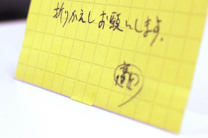 ↑フィルムの弾力を支えて前に倒れないようにしてくれる