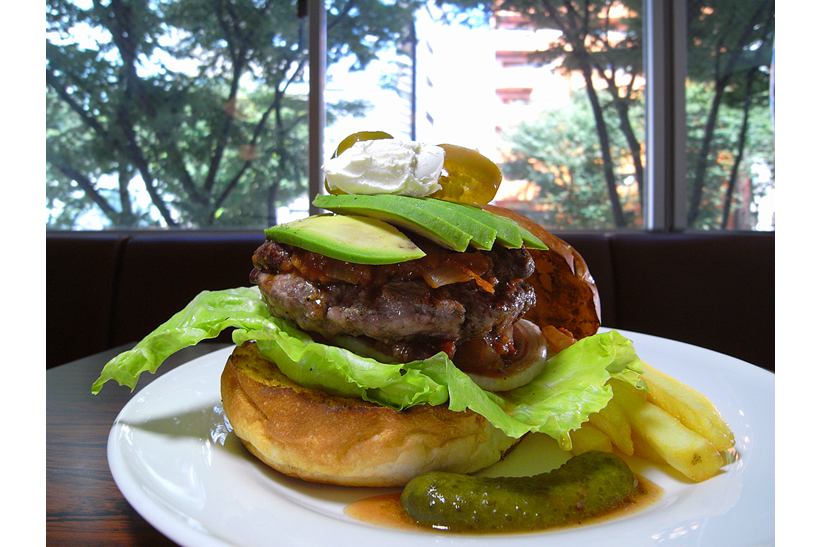 偽りのないハンバーガーが味わえる店ーー新宿三丁目の“肉”のオアシス「CaSTLe ROCK」