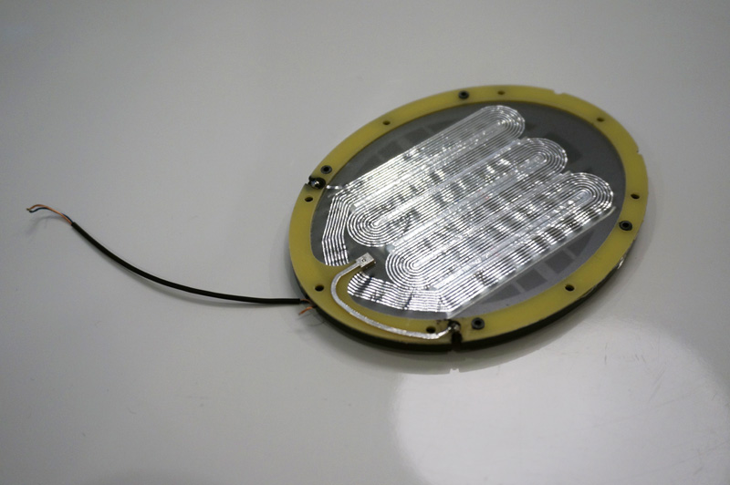 ↑AR-H1の振動板。コイルは片側だけに配置して軽量化を図った