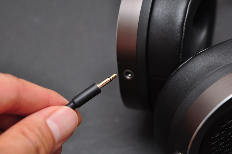 ↑ケーブルは本体左右両側から出ている。2.5mm/2極の着脱式コネクタ