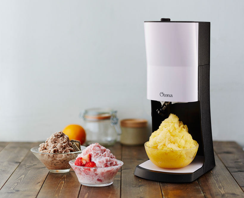 ↑ドウシシャの「電動ふわふわとろ雪かき氷器」は味の付いた氷を削って作る「台湾式かき氷」を楽しめるのが最大の特徴だ