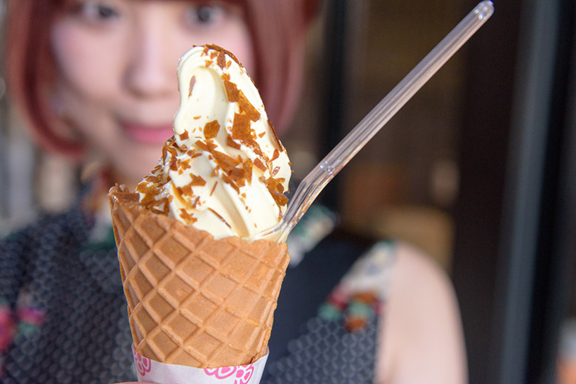 ↑ブリュレソフトクリーム　カップ230円、コーン280円
