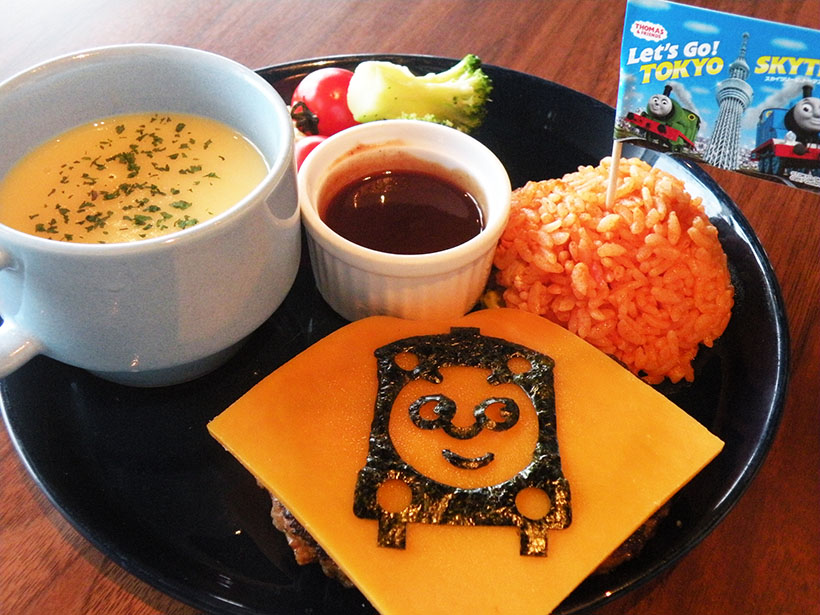 ↑子どもに大人気のケチャップライスとチーズハンバーグを組み合わせた「みんなだいすき!トーマスが運ぶキッズプレート」(980円)