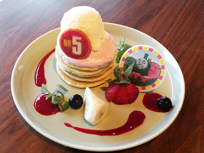 ↑ジェームスの真っ赤なボディをイメージした「うぬぼれやさんジェームスのいちごホイップパンケーキ♡」(850円)。甘いパンケーキにバニラをトッピングした一品だ