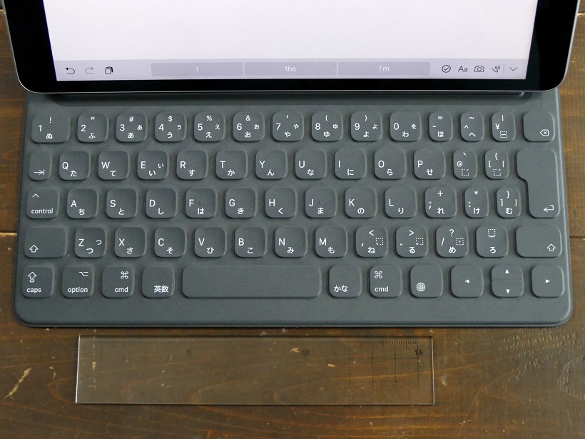 ↑10.5インチモデル用のJIS配列Smart Keyboard。価格は1万9224円~。手前にサイズ比較用の15cm定規を置いてある