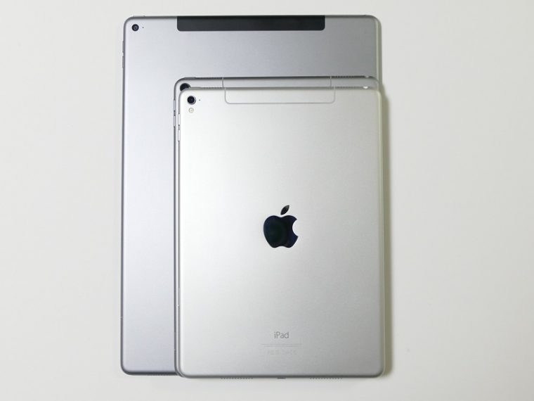 ↑↑3サイズのiPad Proを比較。奥から12.9型(旧)、10.5型(新)、9.7型(旧)。12.9インチモデルの外形は、A4版の雑誌より一回り大きい程度
