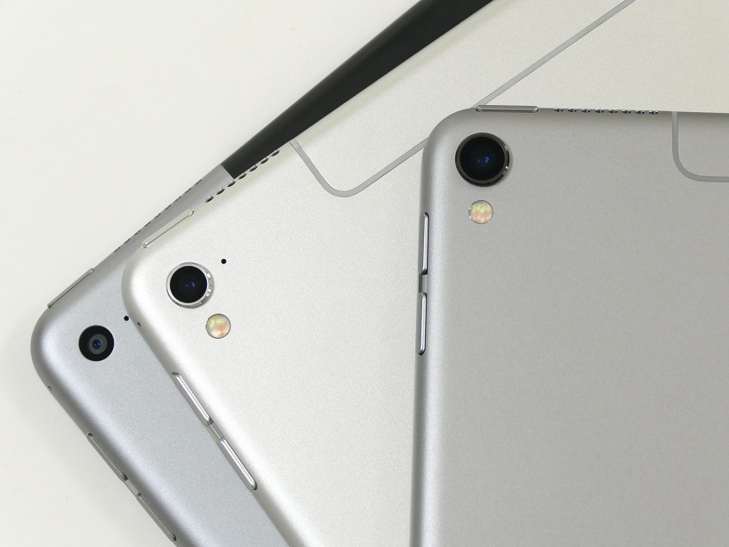 ↑iPad Proシリーズの背面カメラを比較。奥から12.9型(旧)、9.7型(旧)、10.5型(新)