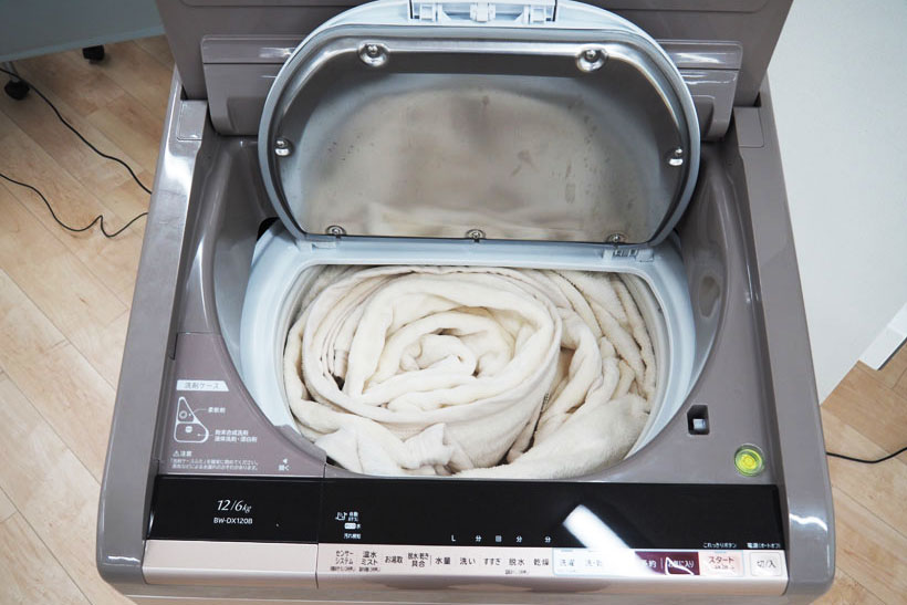 最新のタテ型洗濯機はオッサンを「ナイスミドル」に変える! ニオイ・黄ばみに効く日立「ビートウォッシュ」の先進機能