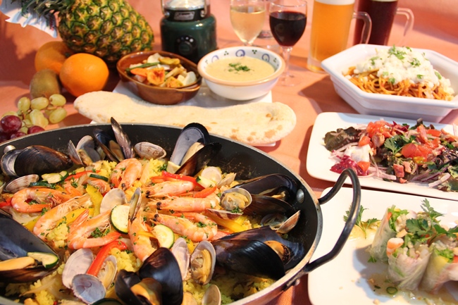 食べ放題・飲み放題の2時間制バイキング(大人男性3500円、大人女性3300円)。フードは和洋中にB級グルメのほか、デザートまで種類豊富。八王子ラーメンや八王子産の野菜など地のものも楽しめます。ビールも大手メーカーの主要銘柄を網羅