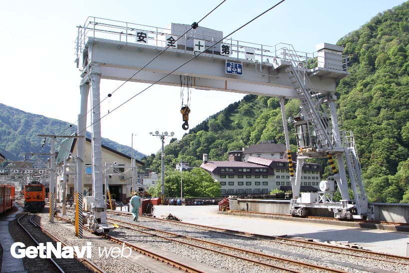 ↑宇奈月駅にあるガントリークレーン。ナローゲージ鉄道ながら、本格的な重機が導入されている
