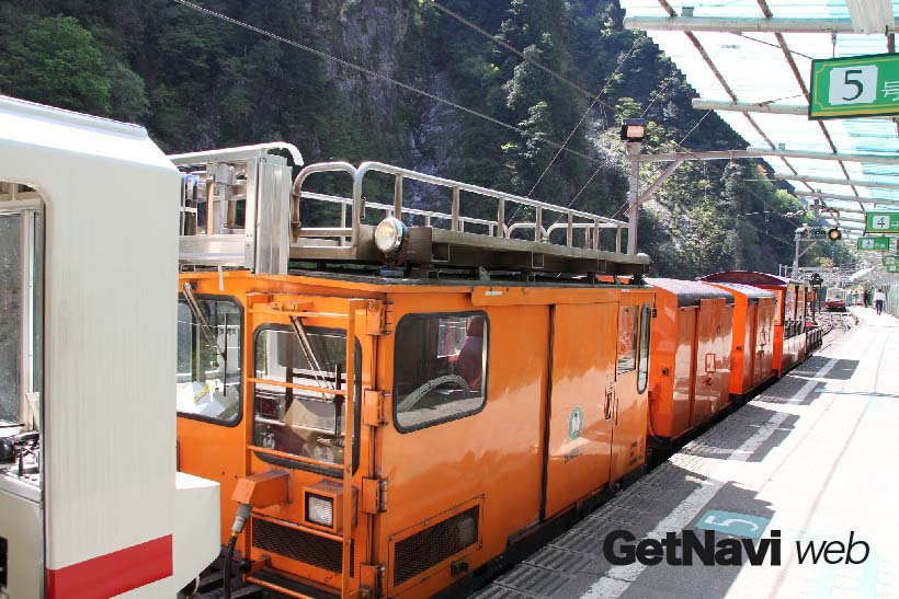 ↑始発前のパトロールや夜間の点検作業に使われる保線車。裏方役の車両も貨物列車で運ばれている