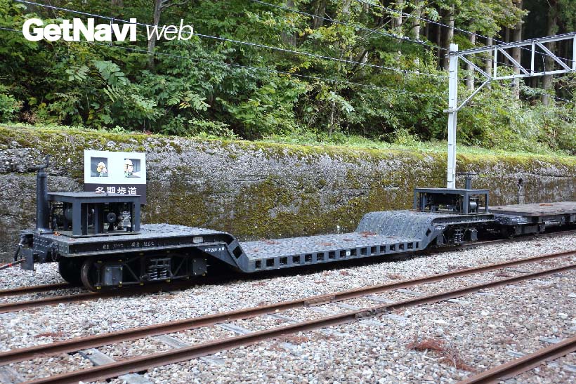 ↑出平駅に置かれた大型機器を運ぶ貨車・大型車。後ろには冬期歩道が設けられている