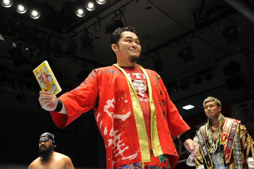 ↑リング上でDVDを宣伝する矢野選手　©新日本プロレス