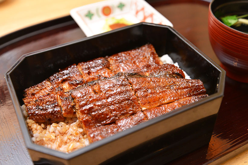 ↑上うな重(4298円)。うなぎは1尾分で、吸物と香の物付き。ひつまぶしは食べやすいようにウナギがあらかじめ細かくカットされています。よりパキっとした香ばしさを楽しみたいなら、うな丼やうな重もオススメ!