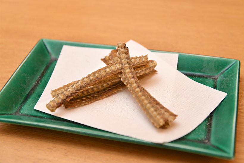 ↑骨せんべい。雅コースはここからスタートします。カリっと香ばしくて美味