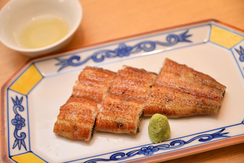 ↑白焼。皮はパリっと、なかは適度にふっくらしていて、白醤油で食べるとウナギの上品なおいしさがよくわかります