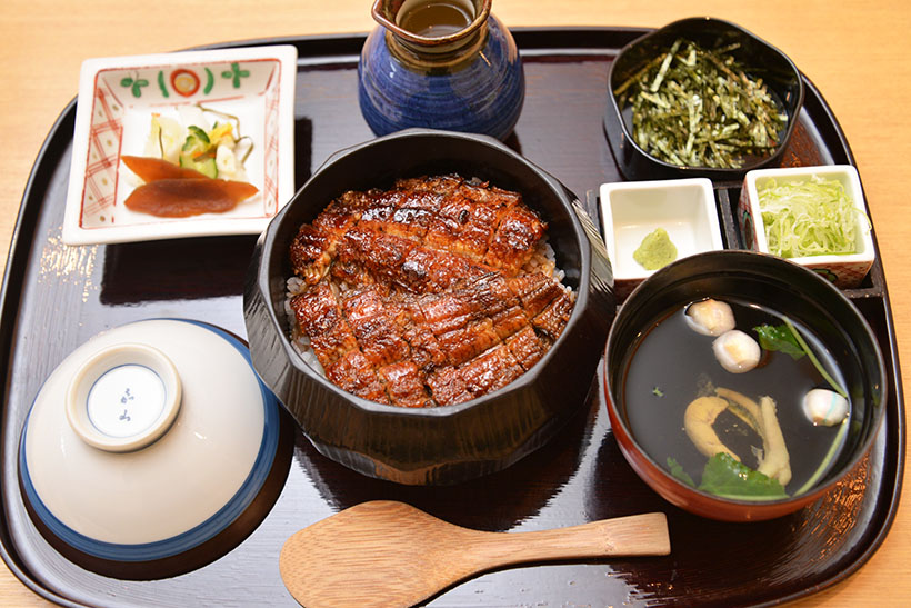 ↑ひつまぶし。しゃもじで4等分にして、1膳目はそのまま、2膳目は薬味とワサビで、3膳目は海苔とダシもかけてうな茶漬けを