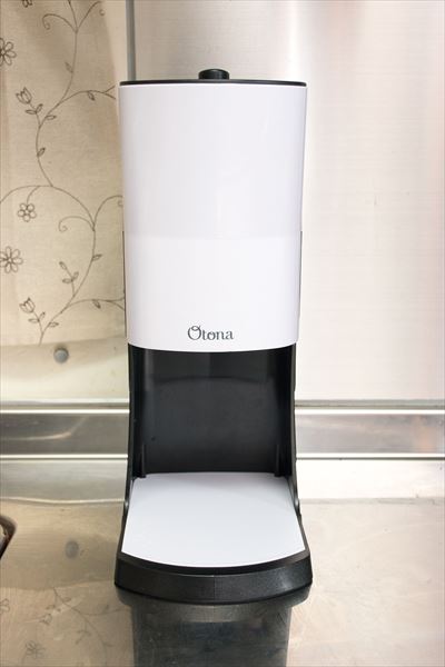 ↑ドウシシャが2017年3月に発売した電動式かき氷器「ふわふわとろ雪かき氷器 DTY-17BK」（実売価格4980円）