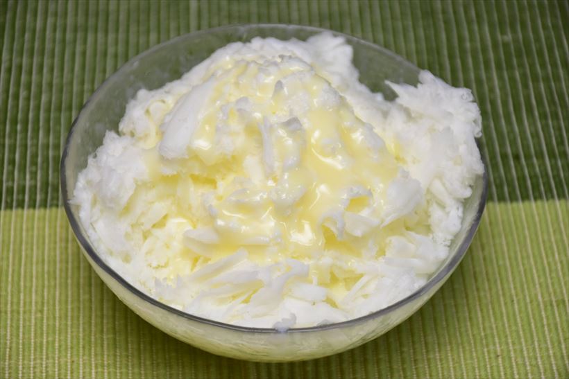 ↑練乳を凍らせた氷を、できるだけ薄めにして削ったもの