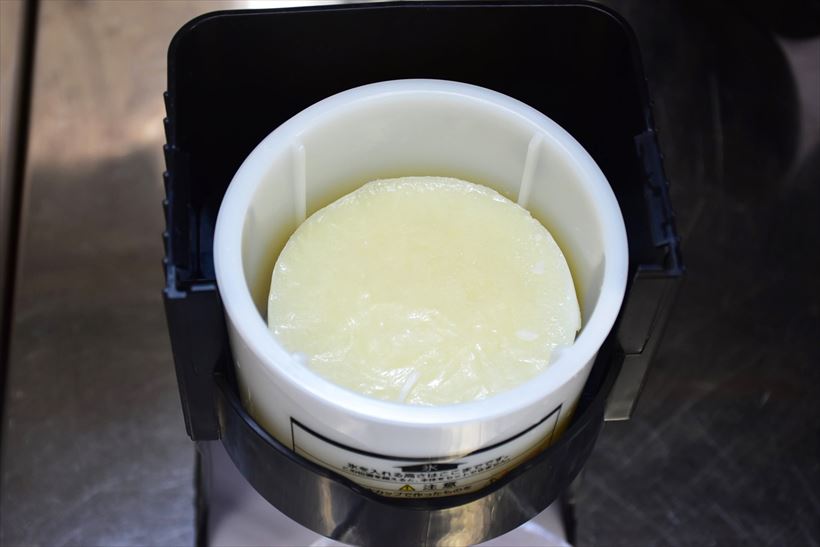 ↑氷ケースの中に氷をセットする