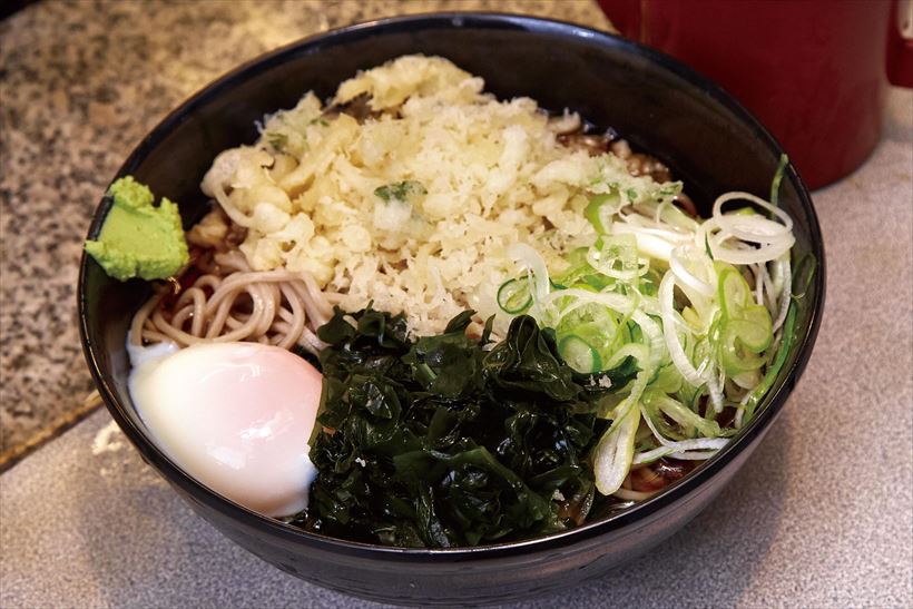 ↑冷したぬきそば(390円)。かき揚げなどを揚げる際に出る天かすを使用