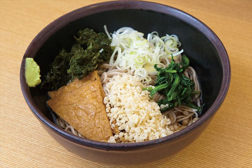 ↑朝そば(400円)は油揚げ、揚げ玉、ほうれん草、焼き甘のり、ねぎがのっており、コスパも抜群