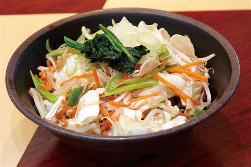 ↑野菜たっぷりそば(480円)。キャベツなどの野菜をサッと油通しし、野菜の甘みとシャキシャキ感を両立