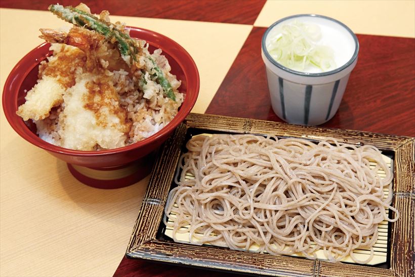 ↑天丼セット/冷(760円)。揚げたての天ぷらがのった天丼と、香りとのどごしのいいそばが食べられて大満足