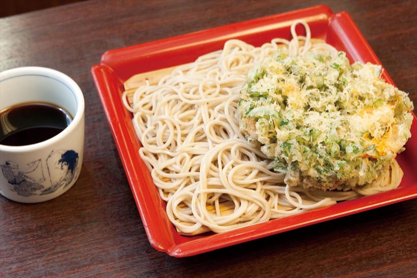 ↑春菊天もりそば(750円)。エビ入りの春菊天をトッピング。春菊は苦みと甘みがしっかり残って美味。もりつゆは甘口と辛口が選べる