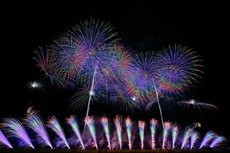 ↑ワイドスターマイン。この花火を撮るなら、横位置で捉えると収まりがいい。広角レンズがなくて花火全体が写らない場合は、上空の花火を中心に構図を作ろう 16ミリ相当 マニュアル露出(F8 8秒) ISO100 WB:3200K ND4使用