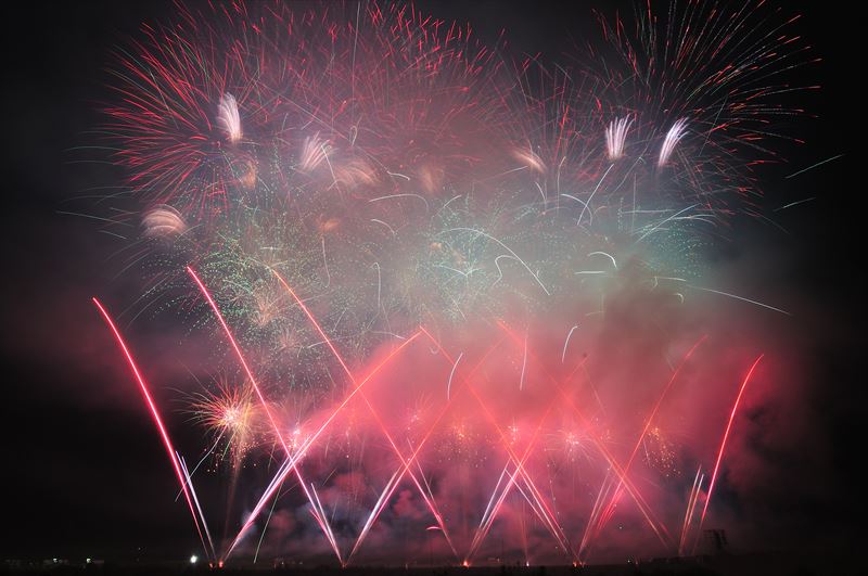 ↑風下では煙で花火が見えなくなることがある。特にスターマインでは大量の煙が発生するので、風下はできるだけ避けたほうがよい
