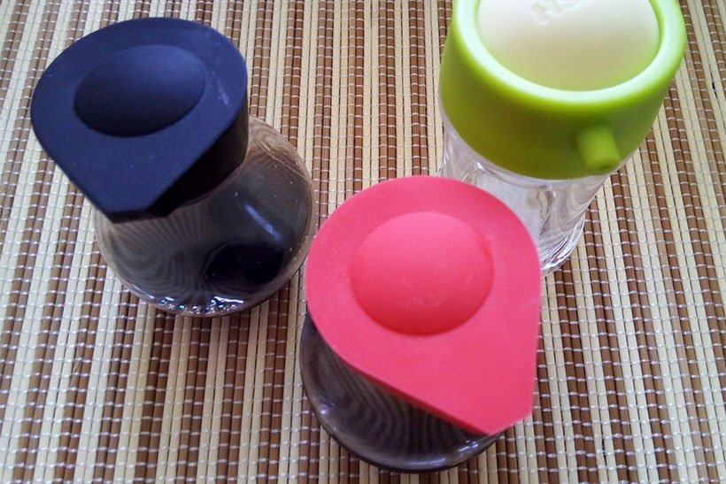 ↑上部がポコッとしているのがわかります。容器を傾けてここを指で押すとしょうゆが出ます