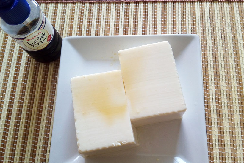 ↑冷や奴にスプレーを2プッシュするとこんな感じ。うっすら醤油が全体にかかります