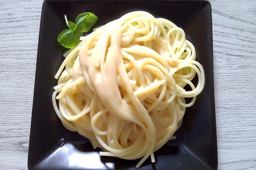 ↑パスタにソースが絡みついて、全体がチーズの塊のようです