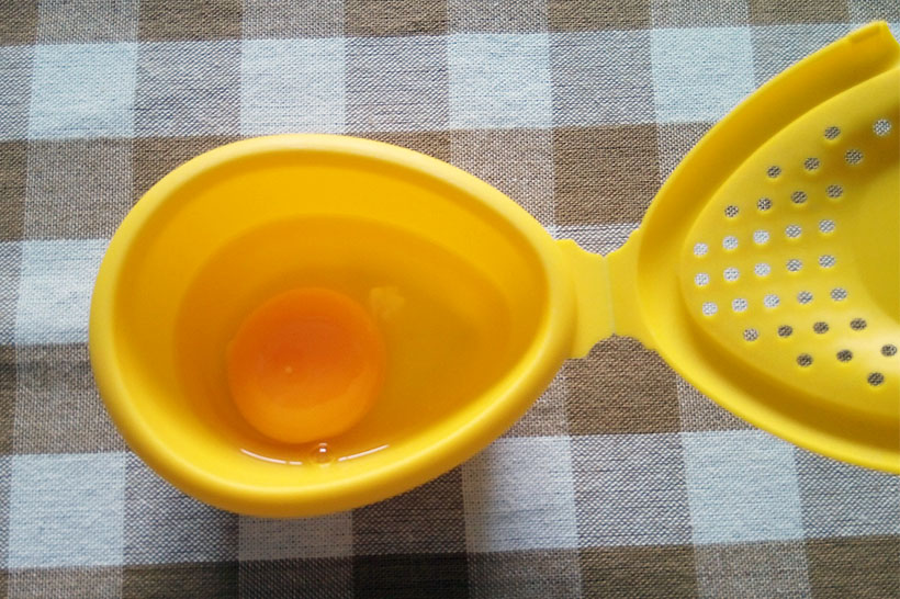 ↑フタを開けてたまごを割って入れます。容器はたまご1個分がちょうど入る大きさです