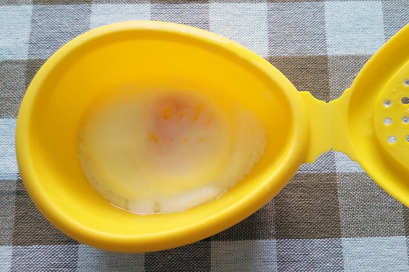 ↑レンジから出したら、余分な水をフタの穴から切って完成！