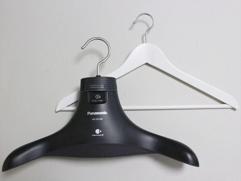 ↑大きさは、W400×D88×H281㎝。質量は約520 g。一般的なハンガーに比べ、少し厚みがある以外は、ほとんど同じ大きさです