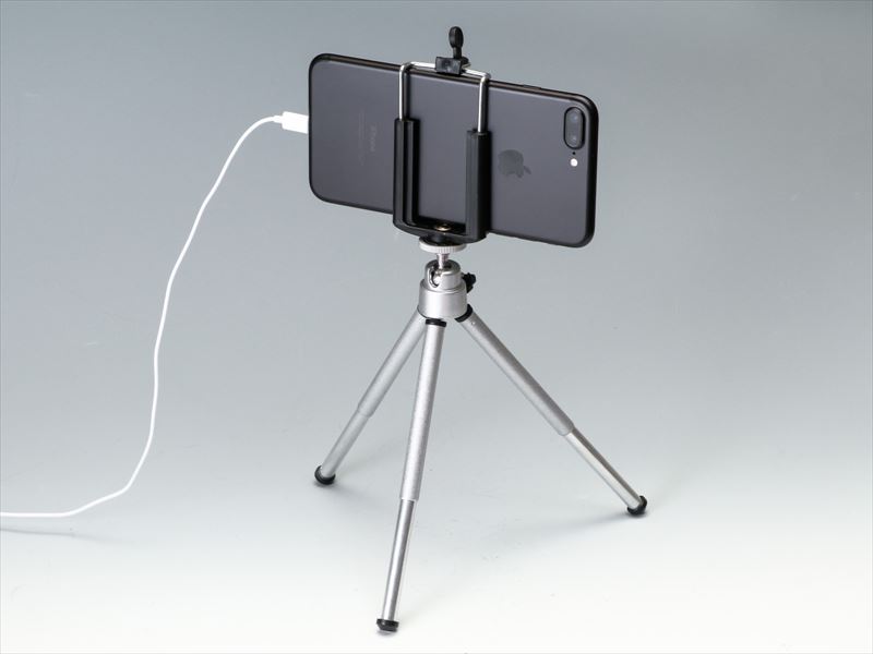 ↑スマホ用のホルダーと小型三脚。どちらも100円ショップで購入できる