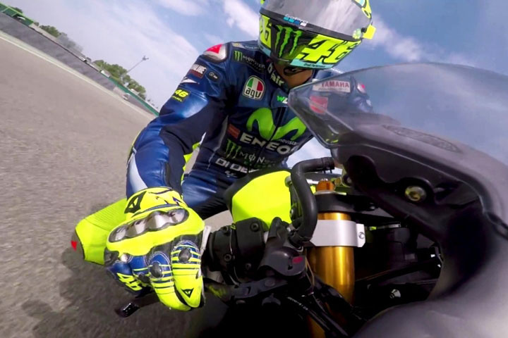 バイク界のスーパースター、V・ロッシが“神ライディング”で若手を指導!