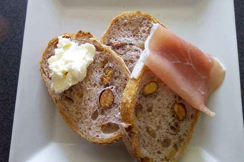 ↑軽くトーストしたあと、クリームチーズと生ハムを乗せてパクリ!